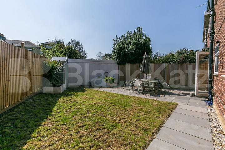 Stunning ground floor 2 bedroom property to rent with driveway for 2 cars Uplands Park Road, Enfield 